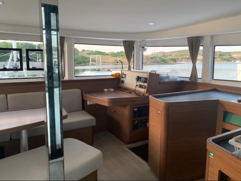 Yacht hire Lefkáda cheap Lagoon 42