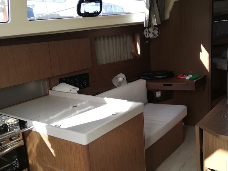 Charter a Bénéteau Oceanis 38.1 in Vibo Marina on Samboat