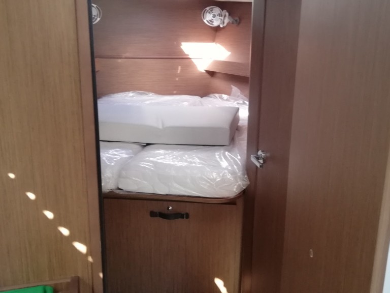 Hire Sailboat with or without skipper Bénéteau Vibo Marina