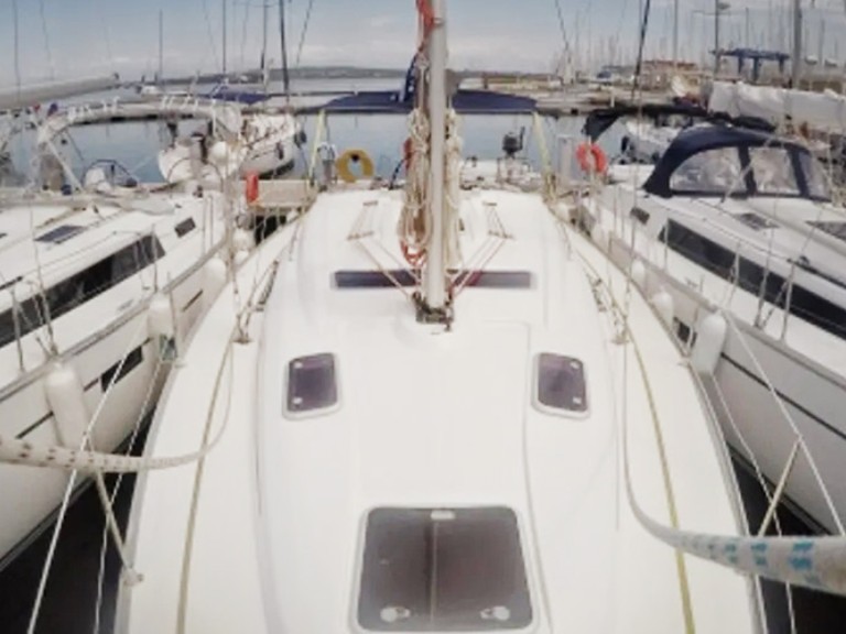 Charter a Bavaria Bavaria 37 in Lefkáda on Samboat