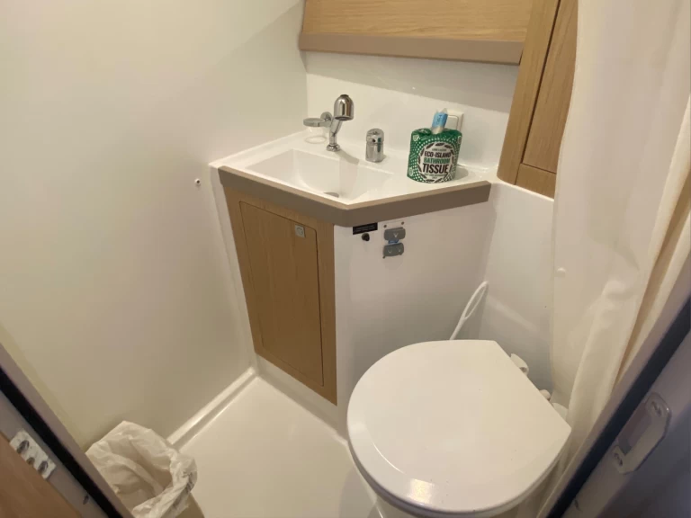 Charter a Bénéteau Oceanis 48 in Road Town on Samboat