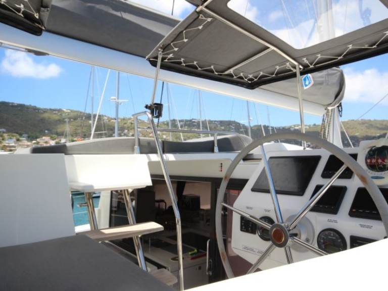 Hire Catamaran Fountaine Pajot with a boat licence