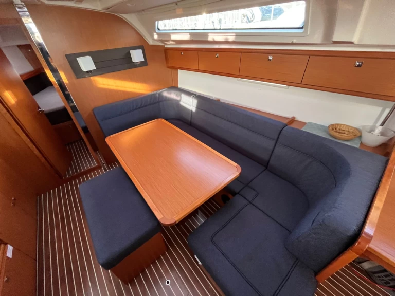 Sailboat hire in Sukošan - Bavaria Cruiser 41