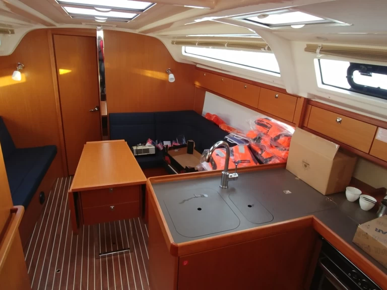Sailboat hire in Sukošan - Bavaria Cruiser 37