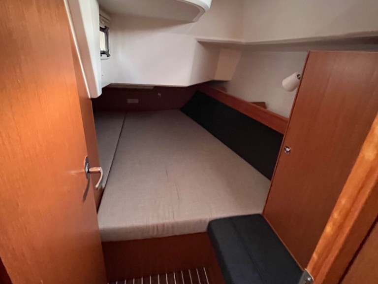 Sailboat hire in Sukošan - Bavaria Cruiser 37