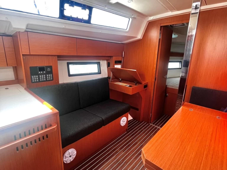 Hire Sailboat Bavaria with a boat licence