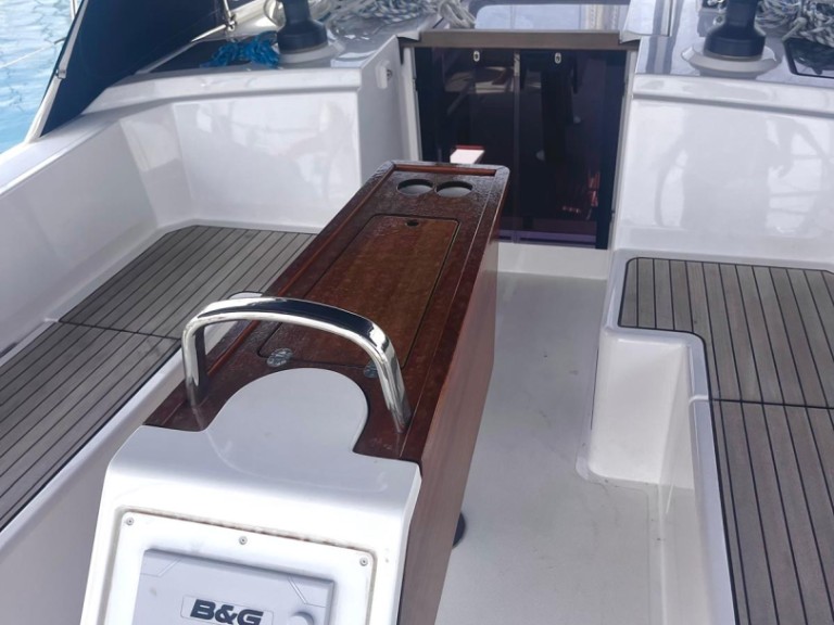 Sailboat to hire Sukošan at the best price