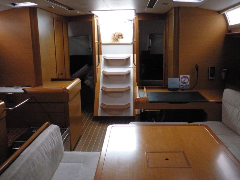 Hire Sailboat Jeanneau with a boat licence