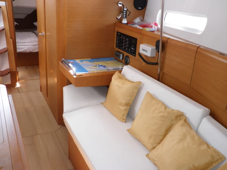 Sailboat hire in Sukošan - Jeanneau Sun odyssey 379 performance