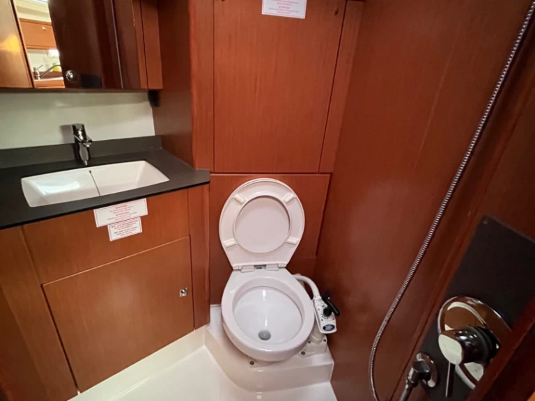 Hire Sailboat Bavaria with a boat licence