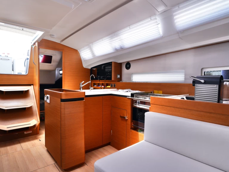 Hire Sailboat Jeanneau with a boat licence