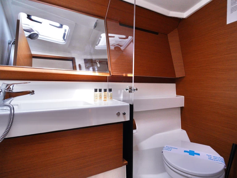 Yacht charter Marmaris - Jeanneau Sun Odyssey 410 on SamBoat