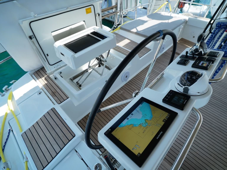 Hire Sailboat Jeanneau with a boat licence