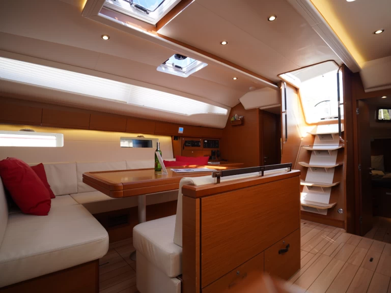 Hire Sailboat Jeanneau with a boat licence