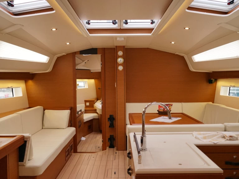 Hire Sailboat Jeanneau with a boat licence