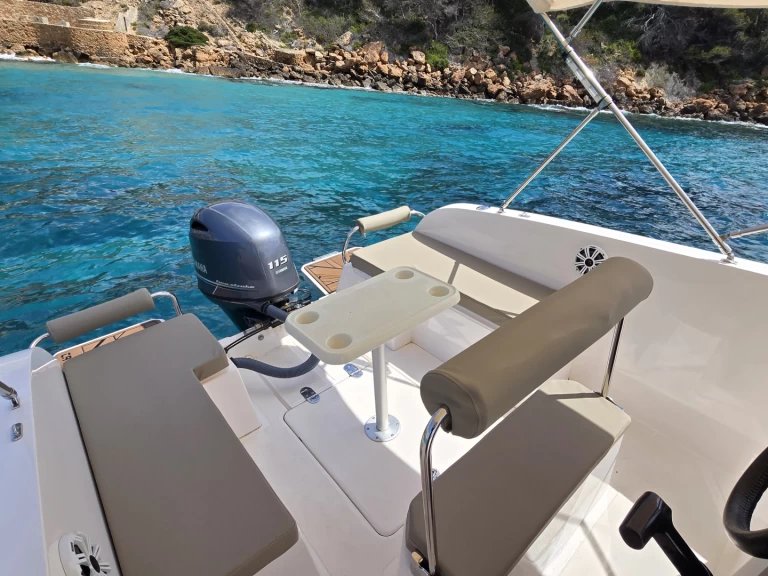 Hire Motorboat Cattleya with a boat licence