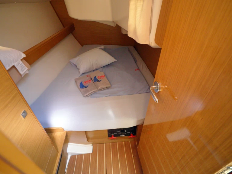 Charter a Jeanneau Sun Odyssey 36i in Marmaris on Samboat