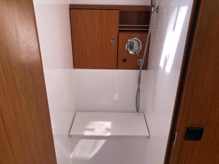 Sailboat to hire Alimos at the best price