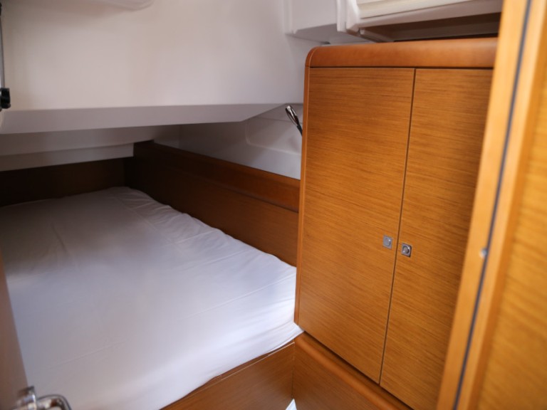 Hire Sailboat Jeanneau with a boat licence