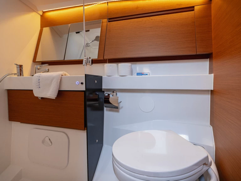 Hire Sailboat Jeanneau with a boat licence