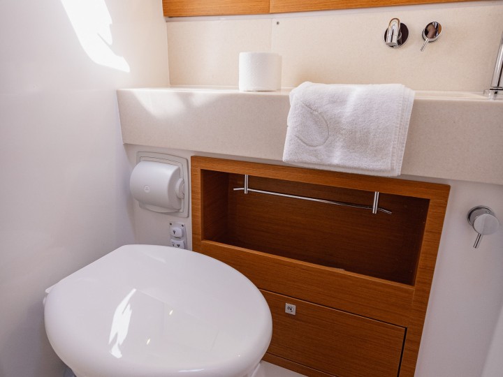 Hire a Dufour Dufour 470 owner layout Kaštel Gomilica