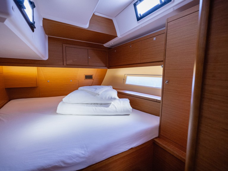 Sailboat hire in Kaštel Gomilica - Dufour Dufour 470 owner layout