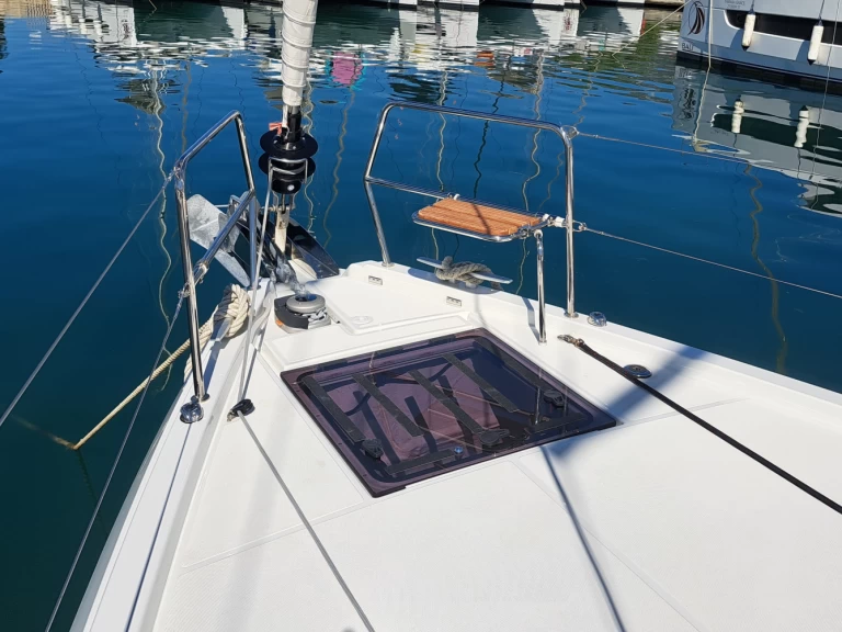 Hire Sailboat Jeanneau with a boat licence