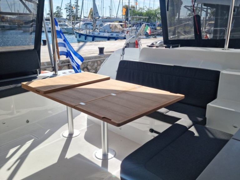 Hire a Lagoon Lagoon 46 Lefkáda