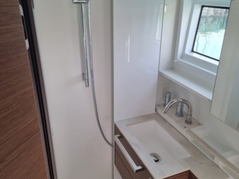 Hire Catamaran with or without skipper Lagoon Lefkáda