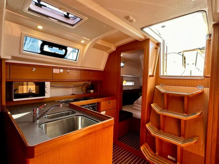 Hire Sailboat Bavaria with a boat licence
