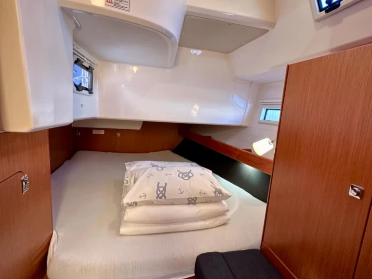 Hire Sailboat Bavaria with a boat licence