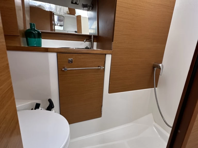 Sailboat to hire Drage at the best price