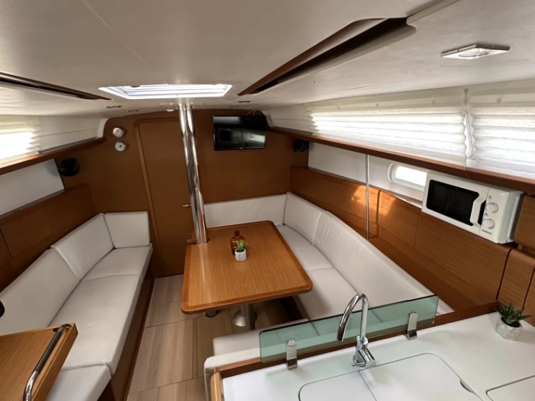 Yacht charter Drage - Jeanneau Sun Odyssey 389 on SamBoat