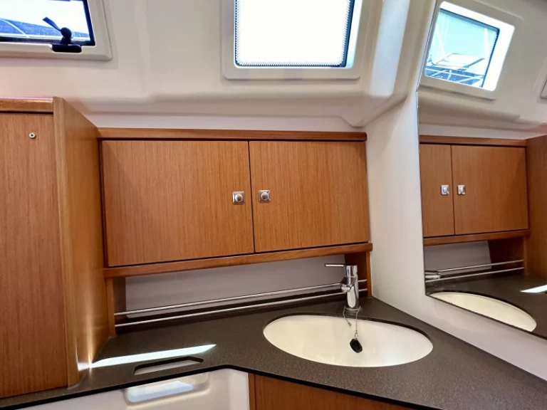 Hire Sailboat Bavaria with a boat licence
