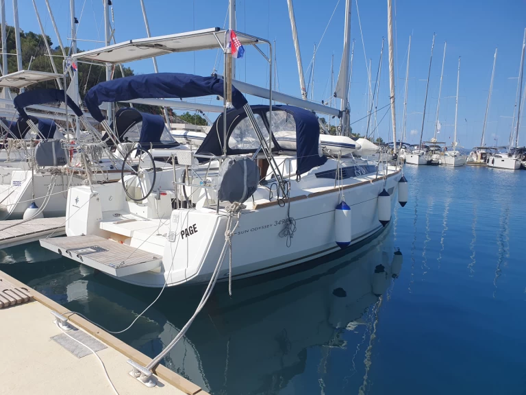 Charter a Jeanneau Sun Odyssey 349 in Drage on Samboat
