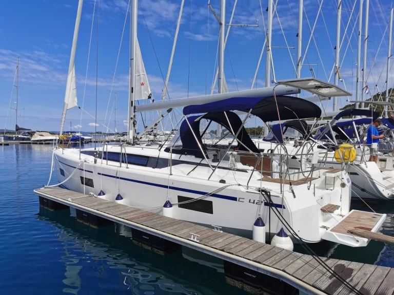 Sailboat to hire Drage at the best price