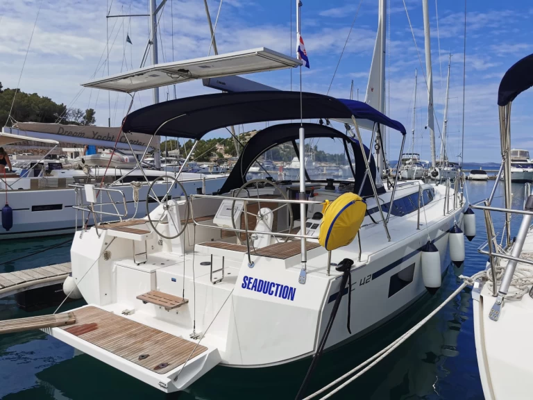 Hire a Bavaria Bavaria C42 Drage