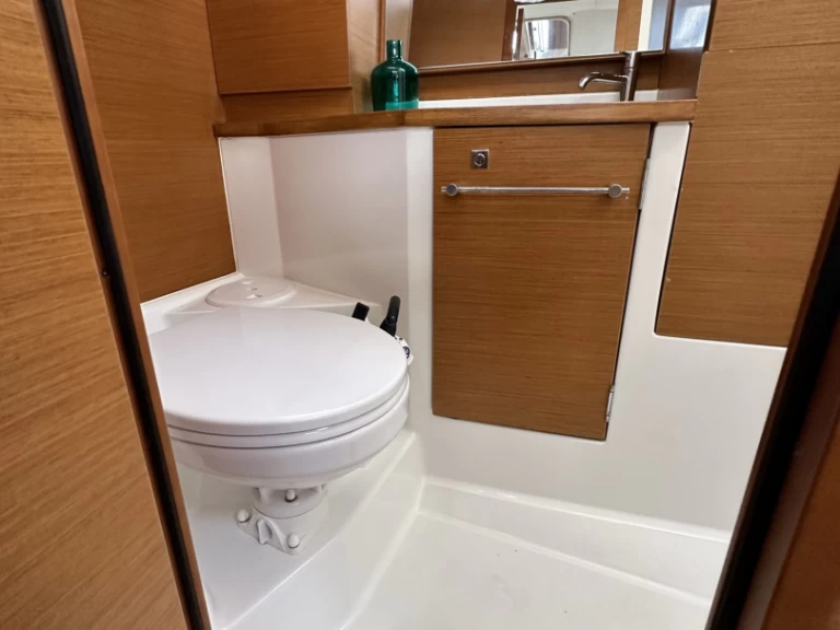 Jeanneau Sun Odyssey 389 charter bareboat or skippered in  Drage