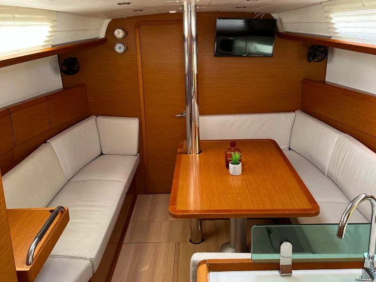 Yacht charter Drage - Jeanneau Sun Odyssey 389 on SamBoat