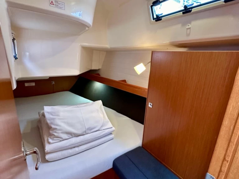 Hire Sailboat Bavaria with a boat licence