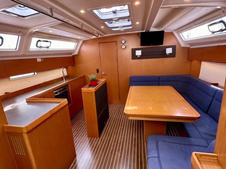 Sailboat to hire Sukošan at the best price