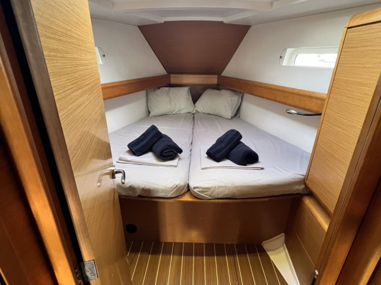 Hire a Jeanneau Sun Odyssey 439 Alimos