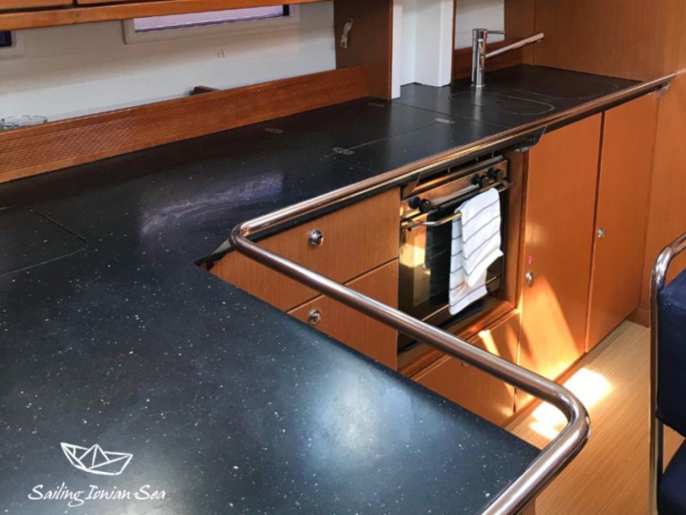 Hire a Bavaria Bavaria 45 Cruiser Lefkáda