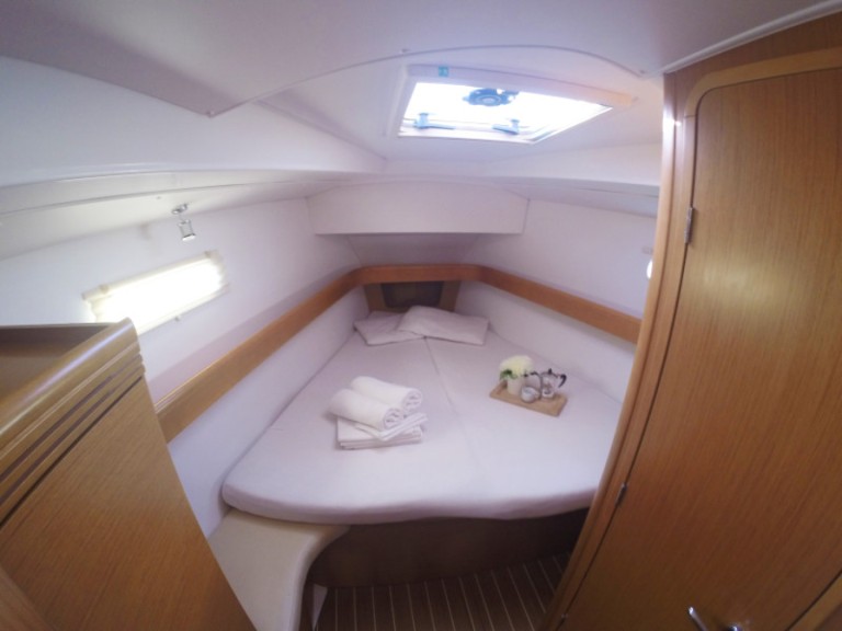 Hire a Jeanneau Sun Odyssey 42 DS Lefkáda