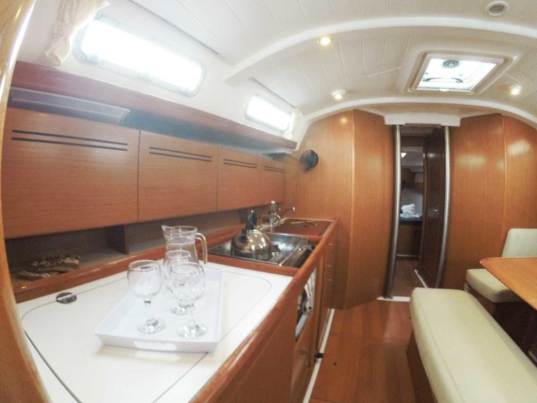 Yacht charter Lefkáda - Bénéteau Cyclades 43.4 on SamBoat