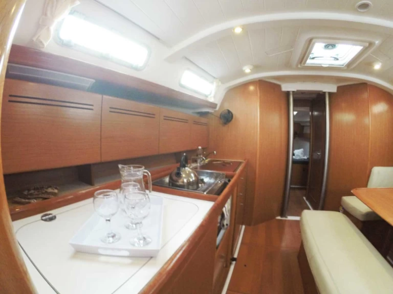 Yacht charter Lefkáda - Bénéteau Cyclades 43.4 on SamBoat