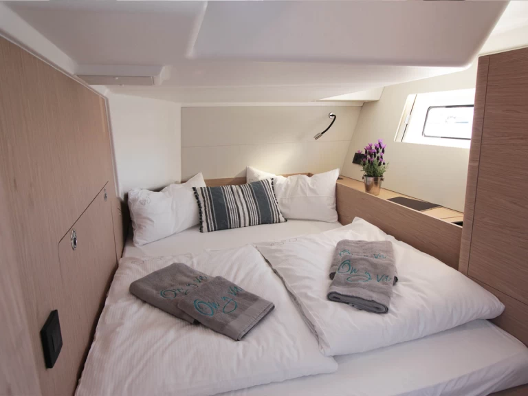 Sailboat to hire Lávrio at the best price