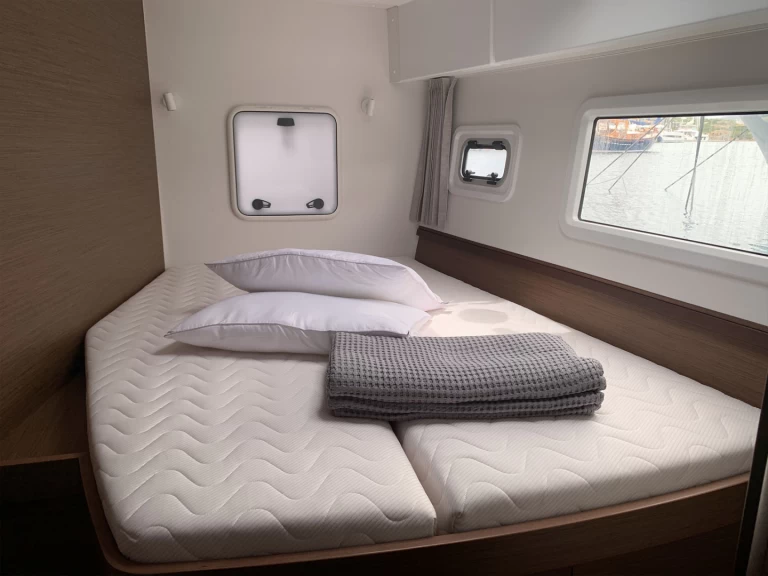 Yacht charter Lávrio - Lagoon Lagoon 42 on SamBoat