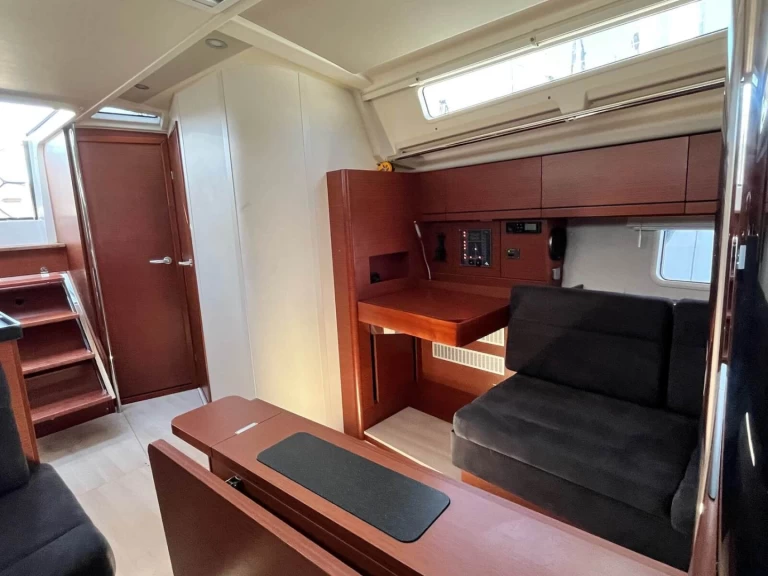 Charter a Hanse Hanse 418 in Lávrio on Samboat