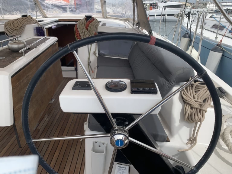Charter a Dufour Dufour 390 Grand Large in Lávrio on Samboat